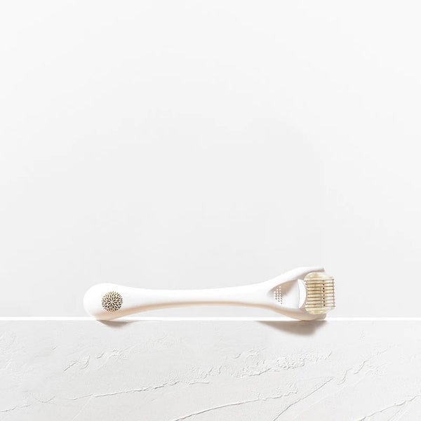 Wildcrafted Organics Micro-Needle Dermal Roller 0.3 mm auf weißer Marmoroberfläche