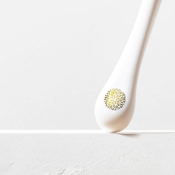 Wildcrafted Organics Micro-Needle Dermal Roller 0.3 mm - Stimmungsbild auf weißer Marmoroberfläche