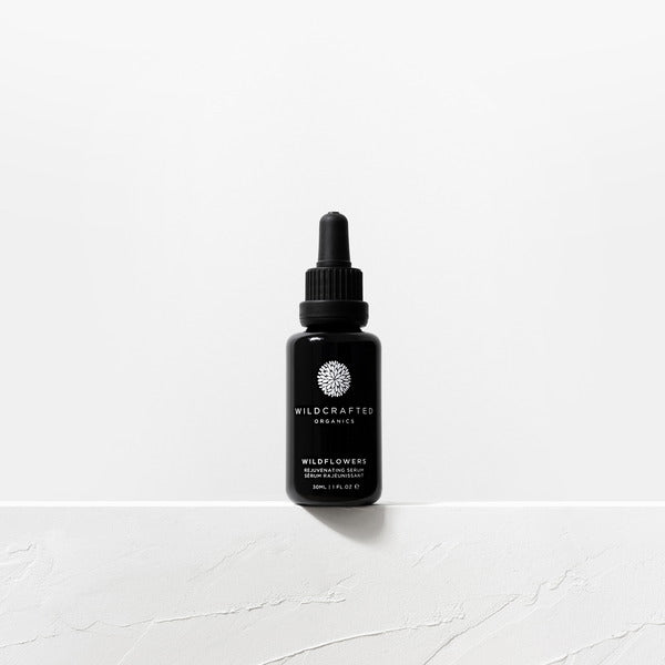Wildcrafted Organics Wildflowers Rejuvenating Serum 30ml Flasche mit Pipette auf weißem Marmor-Hintergrund